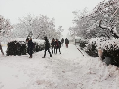 Arguvan'da Kar Yağışı Şiddetini Artırdı