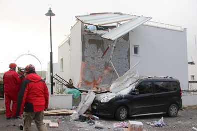 Bodrum'da Korkutan Patlama; Beton Bloglar Araçların Üstüne Uçtu