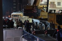 İSTANBUL VALİSİ - Çöken Binanın Enkazında Arama Kurtarma Çalışmaları Karanlık, Soğuk Ve Yağmura Karşı Sürüyor