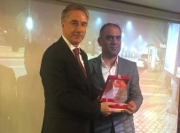 BÜLENT ARINÇ - Cüzdan Bulup, Sahibine Teslim Etmişti, Ödüle Layık Görüldü