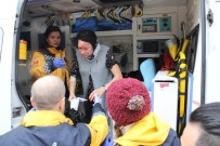 KURTARMA EKİBİ - Antalya'da Minibüsün Çarptığı Halk Midibüsü Devrildi Açıklaması 7 Yaralı