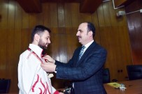 TEKVANDO - Başkan Altay, Şampiyon Para Tekvandocuyu Ödüllendirdi