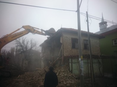 Burdur'da Metruk Binalar Yıkılıyor