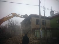 HASAN ŞıLDAK - Burdur'da Metruk Binalar Yıkılıyor