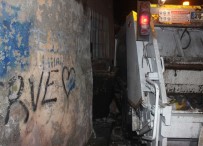 TEMİZLİK İŞÇİSİ - Çöp Arabası Binaya Çarptı, Temizlik İşçisi Altında Kaldı