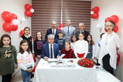 Hataylı Küçük Yazardan İmza Günü