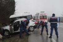 ÖĞRENCİ SERVİSİ - Kocaeli'de Öğrenci Servisi Otomobille Çarpıştı Açıklaması 1 Ölü, 9 Yaralı