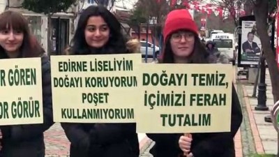 Lise Öğrencileri Bez Torba Dağıttı