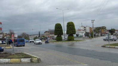 Manavgat'ta Otomobilin Çarptığı Motosiklet Sürücüsü Yaralandı