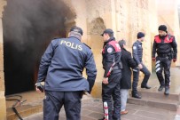 CUMA NAMAZI - Niğde'de 800 Yıllık Camide Yangın