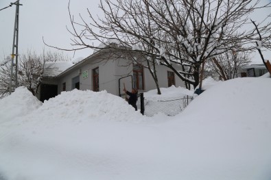 Tunceli'de Kar Yağışı Ve Tipi 104 Köy Yolunu Ulaşıma Kapattı