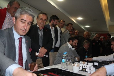 Başkan Adayları Seçim Çalışmalarına Ara Verip Tavla Oynadı