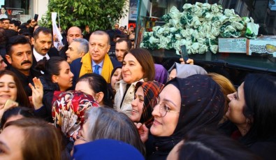 Erdoğan 'Reis' Yazılı Kıyafetlerle Otobüsün Önünde Duran Kadınları Kırmadı