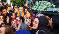 GAZI BULVARı - Erdoğan 'Reis' Yazılı Kıyafetlerle Otobüsün Önünde Duran Kadınları Kırmadı
