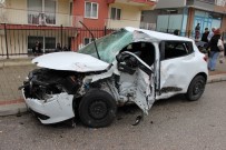 Kazada Yaralanan Dayı Hayatını Kaybetti, Öğretmen Yeğeni Yaralandı