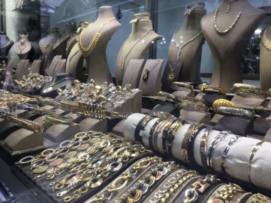 Sevgililer Günü'nde Altının Pahalılığı Gümüşe Yöneltti