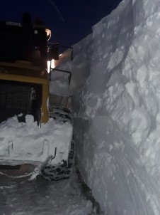 Yola Çığ Düştü, Mahsur Kalanları Belediye Kurtardı