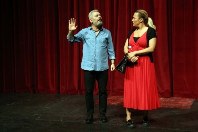 Aksaray'da 'Benimle Delirir Misin?' Tiyatro Oyunu Sahnelendi