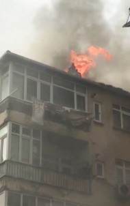 Bahçelievler'de Bir Evin Çatısı Alev Alev Yandı