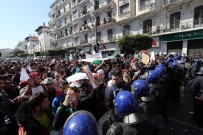 Cezayir'de Sivil Halk Polisleri Korudu