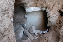 PALAS - Definecilerin ikiye böldüğü tepeden anıt mezar çıktı