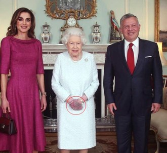 Kraliçe Elizabeht'in Elindeki Morluk Takipçilerini Endişelendirdi