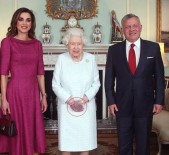 ÜRDÜN KRALI - Kraliçe Elizabeht'in Elindeki Morluk Takipçilerini Endişelendirdi