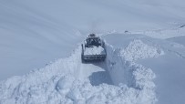 KAR YIĞINLARI - Van-Bahçesaray Yolunda Karla Mücadele
