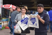 Aliağa Belediyesinin Bez Çanta Dağıtımları Devam Ediyor