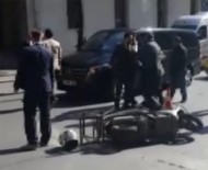 TAKSİ ŞOFÖRÜ - Çarptı, Tartıştı, Bıçak Çekti