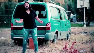 Futbolculuktan Şarkıcılığa Uzanan Yaşam Öyküsü