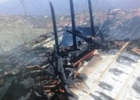 ULUDERBENT - İki Katlı Ahşap Ev Çıkan Yangında Küle Döndü