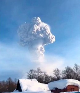 Rusya'daki Shiveluch Yanardağı 4 Bin 500 Metre Yüksekliğe Kül Püskürttü