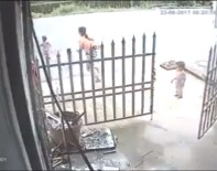 KÜÇÜK ÇOCUK - Yola Fırlayan Çocuk Otobüsün Altında Kaldı