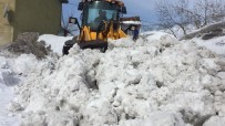 BUZ KÜTLESİ - Bahar Geldi, Karlıova'da Karla Mücadele Bitmedi