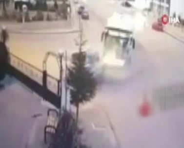 Başkent'te EGO Otobüsü Araca Çarptı Açıklaması 2'Si Ağır 5 Yaralı
