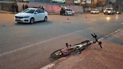 Bisikleti İle Otomobile Çarpan Kız Yaralandı