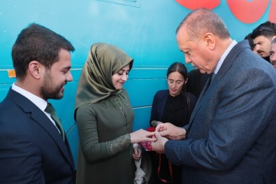 Cumhurbaşkanı Erdoğan, Şırnak'ta Genç Çiftin Nişan Yüzüklerini Taktı