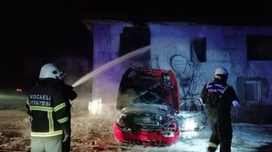 Hurda Otomobilde Çıkan Yangın, Yanındaki Binayı Küle Çeviriyordu