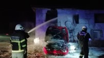 UZUNÇIFTLIK - Hurda Otomobilde Çıkan Yangın, Yanındaki Binayı Küle Çeviriyordu