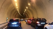 (Özel) İstanbul'da Zarf İçin Tünel Kapatan Sürücü Kamerada