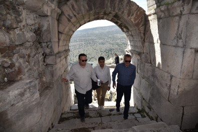 Vali Deniz, Aigai Antik Kentinde İncelemelerde Bulundu