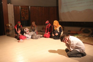 Ağrı'da Lise Öğrencilerinden Tiyatro Gösterisi