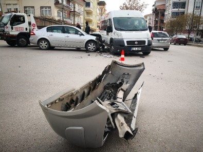 Aksaray'da Servis Minibüsü İle Otomobil Çarpıştı