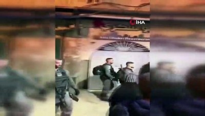 İsrail Polisi Mescid-İ Aksa'nın Kapısında Namaz Kılanlara Saldırdı