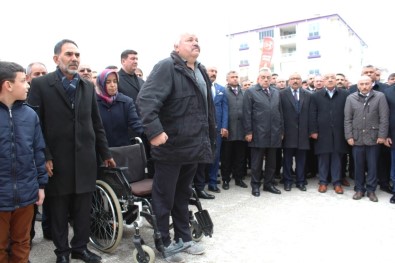 İstiklal Marşına Saygı Tekerlekli Sandalyeden Ayağa Kaldırdı