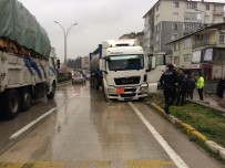 Kontrolden Çıkan Tır Aydınlatma Direğine Çarptı Açıklaması 1 Hafif Yaralı