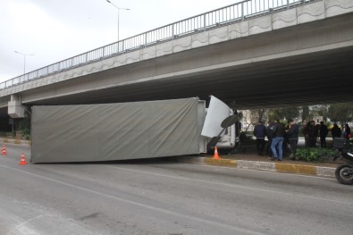 Köprülü Kavşağa Takılan Kamyon Yan Yattı