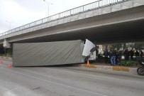 GAZI BULVARı - Köprülü Kavşağa Takılan Kamyon Yan Yattı