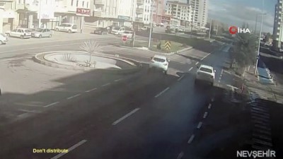 Nevşehir'de Dikkatsiz Sürücünün Kazası Kameralara Yansıdı